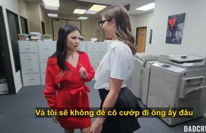 Không thể rời mắt khỏi cặp vú của em đồng nghiệp